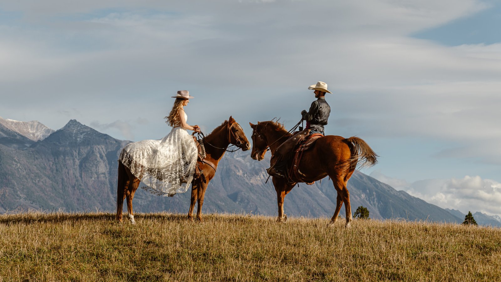 20231023-DSC_2948 bride and groom western cowboy style on horses cranbrook bc estelle gonord