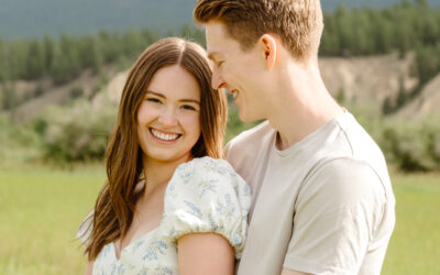 Spring vibe and Green Grass for this beautiful Engagement Session in Fairmont Hot Springs BC | Claire & Jacob